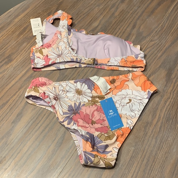 Cupshe unworn swimsuit - Picture 2 of 3